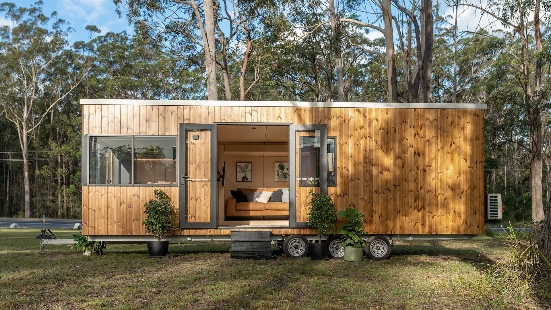 Image/Сайт/Hauslain-Tiny-House-with-Lunawood-Thermowood-siding_2.jpg